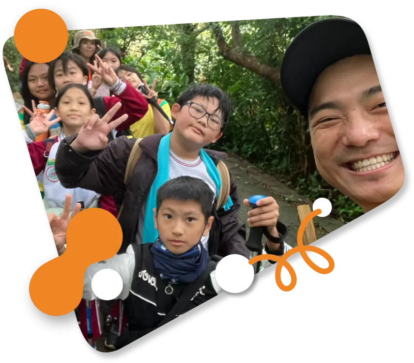Global Teacher participant taking a selfie with a group of kids